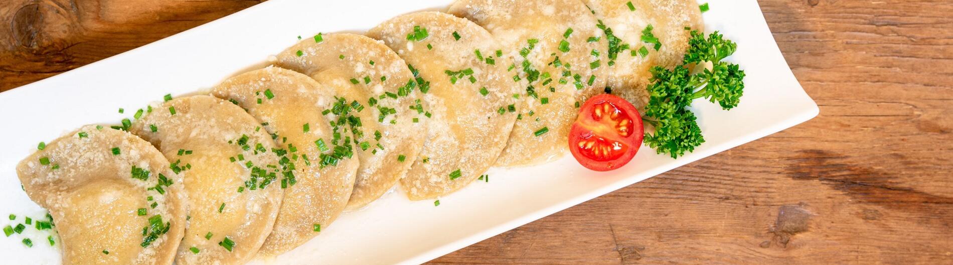 Südtiroler Schlutzkrapfen auf Teller schön angerichtet