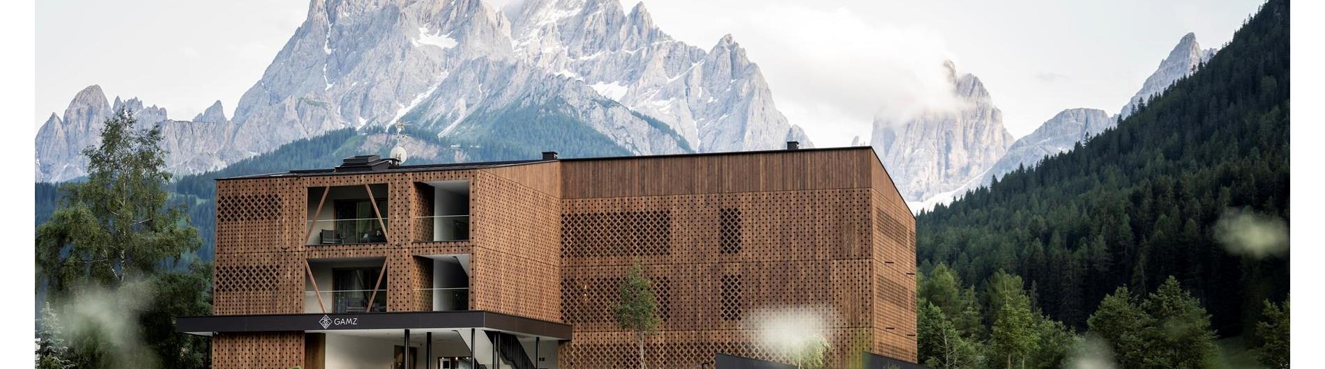 Aussenansicht Aparthotel Gamz mit Dolomiten im Hintergrund
