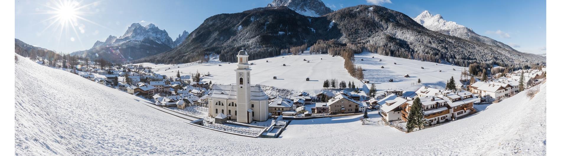 Immagine invernale di Sesto vista dall’alto. Ben visibili la chiesa e la neve