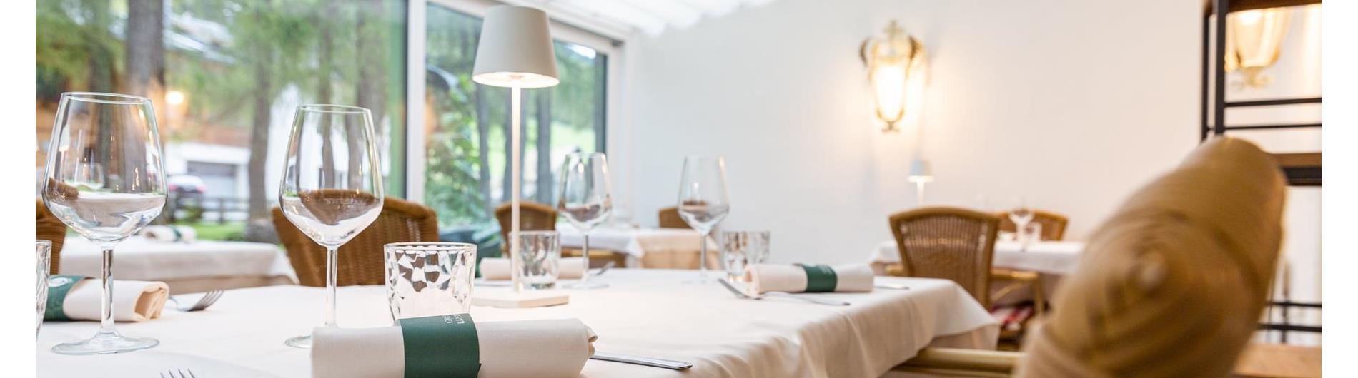 Tavola imbandita nella veranda con vista sul giardino