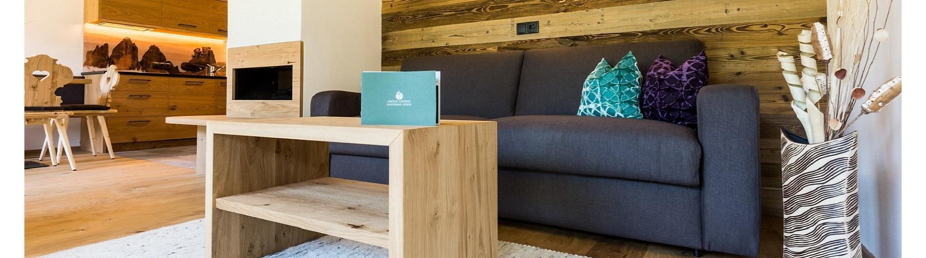 Blick auf Wohnbereich, im Hintergrund auch die Küche sichtbar