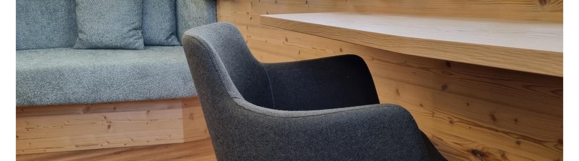 Gemütliche Sitzecke und Ausstattung aus Fichtenholz Smart Zimmer