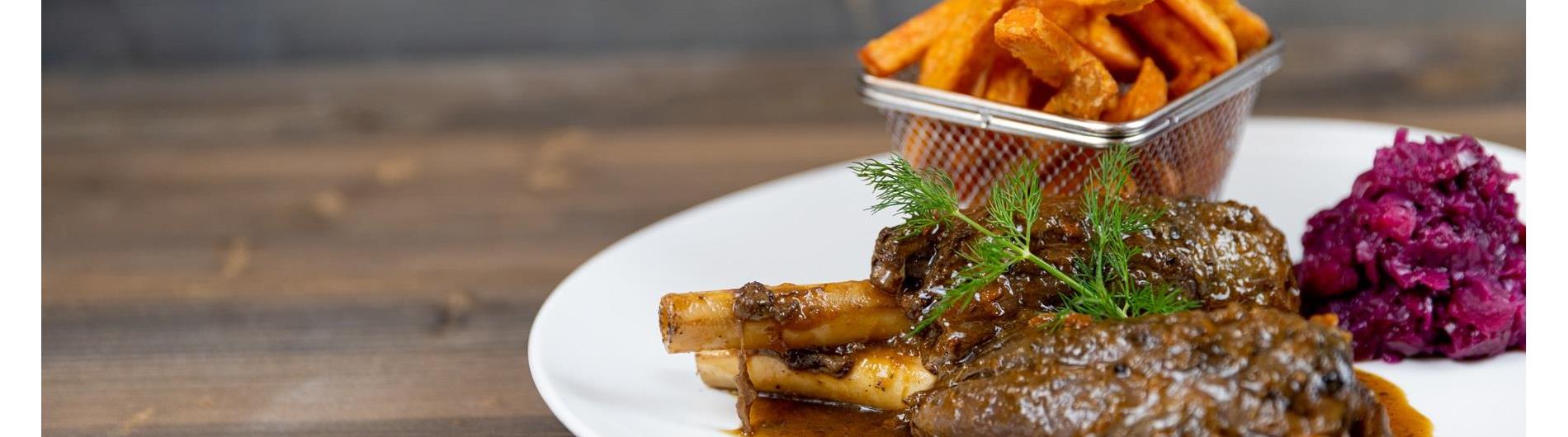 Rehhaxe mit Süßkartoffelpommes