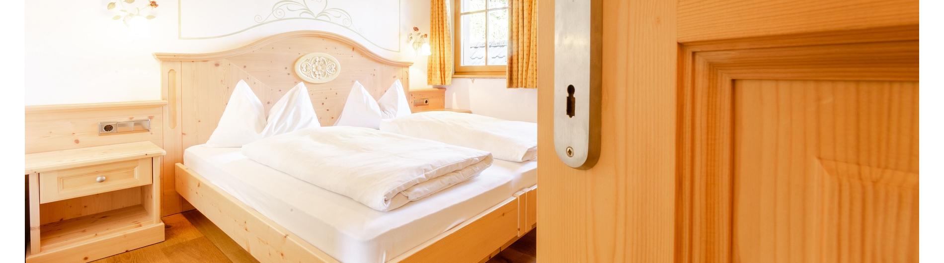 Vista del letto matrimoniale dall’ingresso della camera da letto nell’appartamento