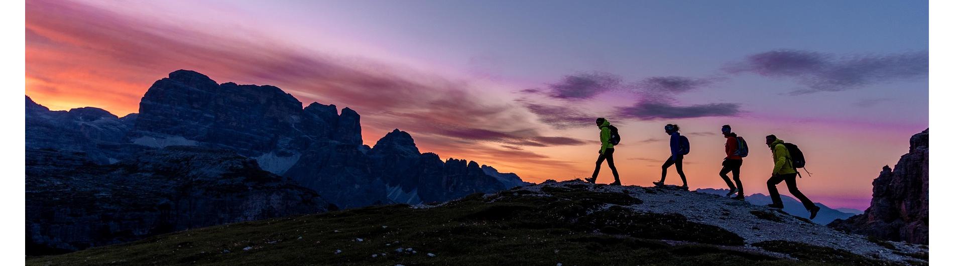 Wandern zum Sonnenaufgang auf dem Berg