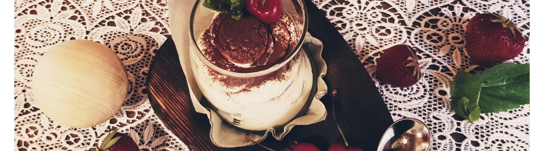 Tiramisù mit roten Früchten als Dekoration