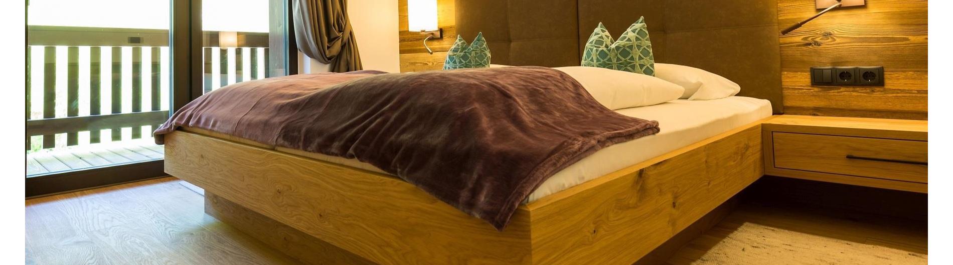 Letto matrimoniale nella villa con vista sul balcone