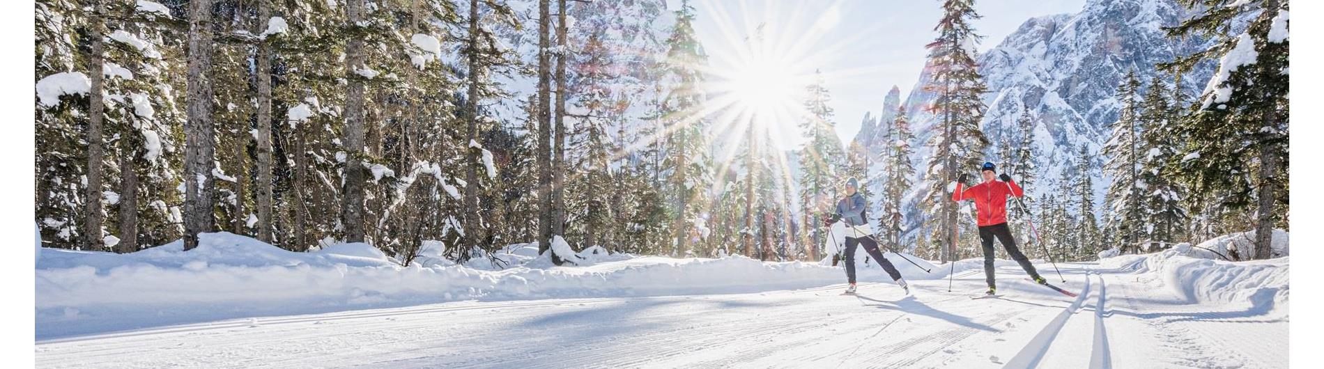 Two people cross-country skiing in the Fischlein Valley