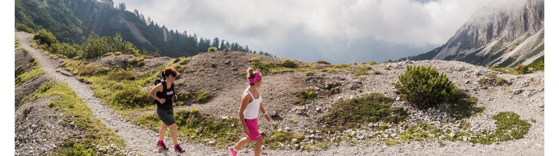 Due persone che fanno escursione in terreno alpino in estate