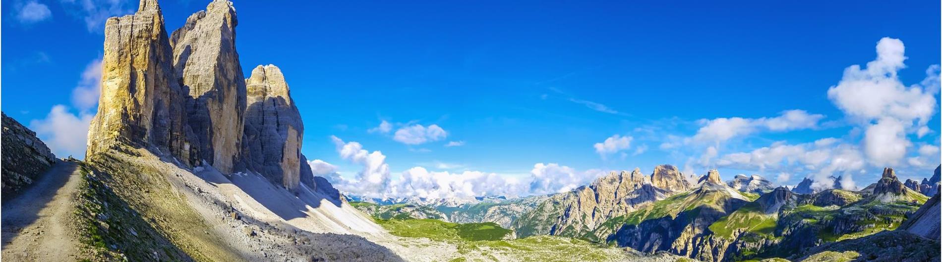 Vista laterale delle Tre Cime di Lavaredo in estate