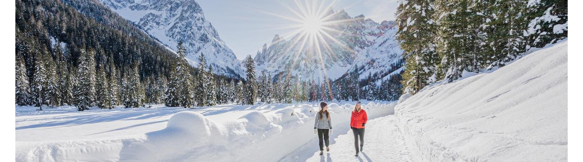 Winterwandern im Fischleintal mit Blick auf Zwölferkofel wo die Sonne durchsticht