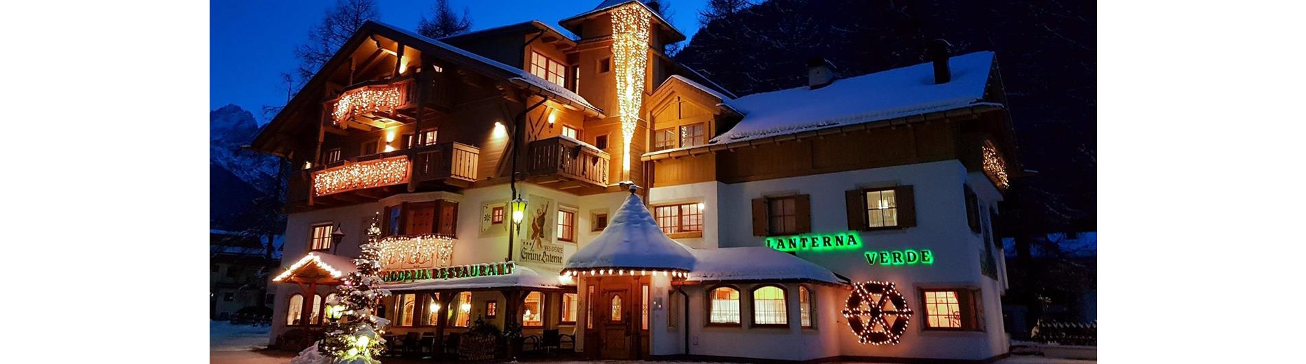 Exterior view of Residence Grüne Laterne at night in winter with Christmas lights