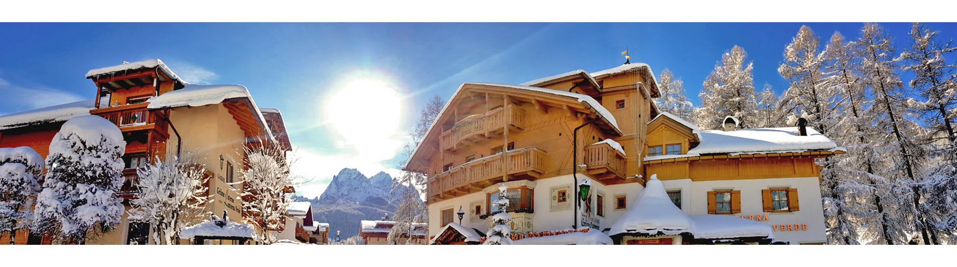 Exterior view of Residence and Garni Grüne Laterne with mountain view in winter.
