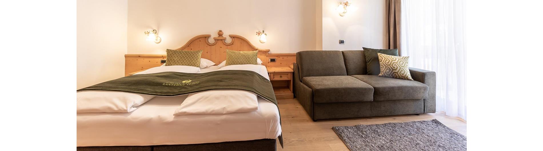 Bett und Sofa im Komfort Zimmer