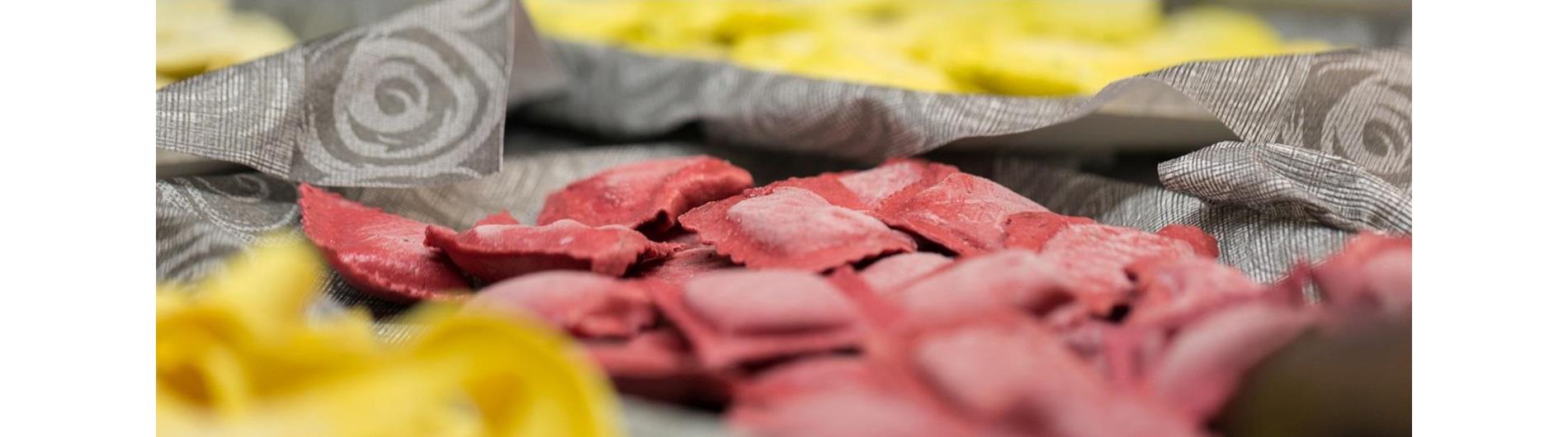 Rote Teigtaschen kochbereit