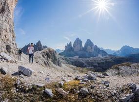Accesso alla via ferrata del Torre di Toblin. Sullo sfondo, le Tre Cime di Lavaredo