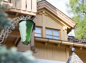 Vista esterna di un tetto a mansarda dell'edificio principale