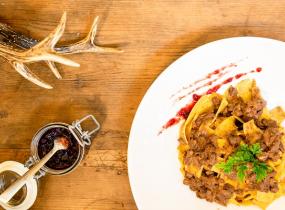 Piatto con deliziose tagliatelle