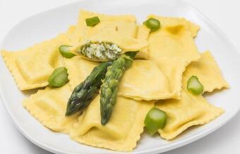 Teigtaschen mit grünem Spargel