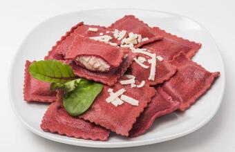 Ravioli rape rosse con formaggio di capra