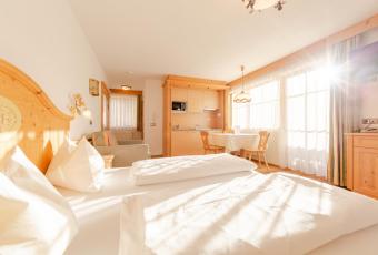 Einraumapartment Typ A mit Blick auf Doppelbett und Küche